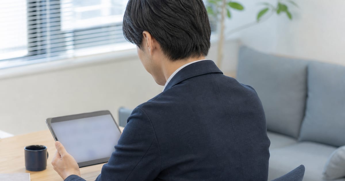 「オフラインコンバージョンで商談成約まで追う方法」のイメージ画像（AI生成）