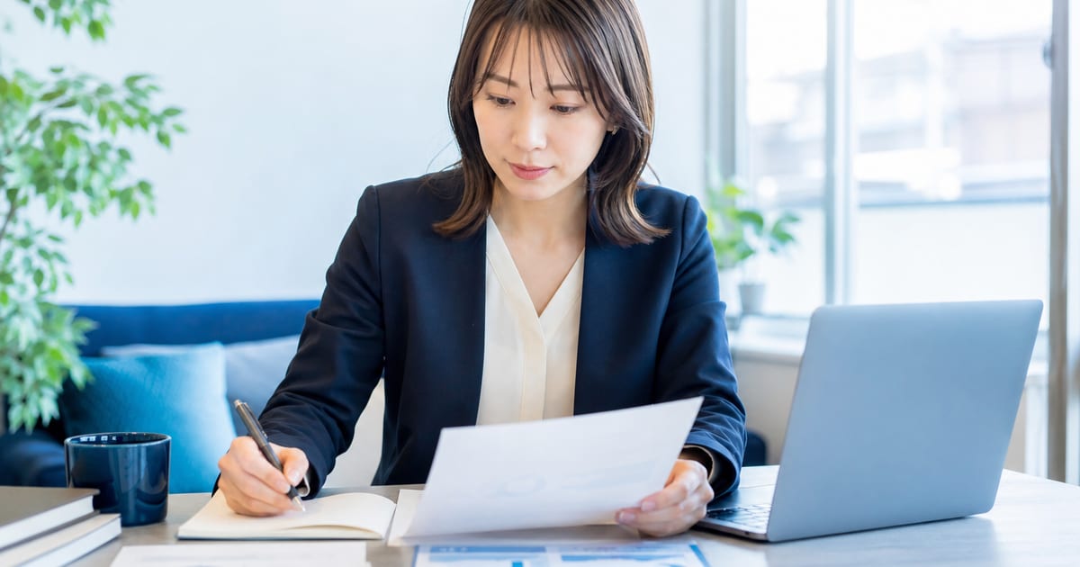 「自社ウェビナー開催で問い合わせを増やす進め方」のイメージ画像（AI生成）